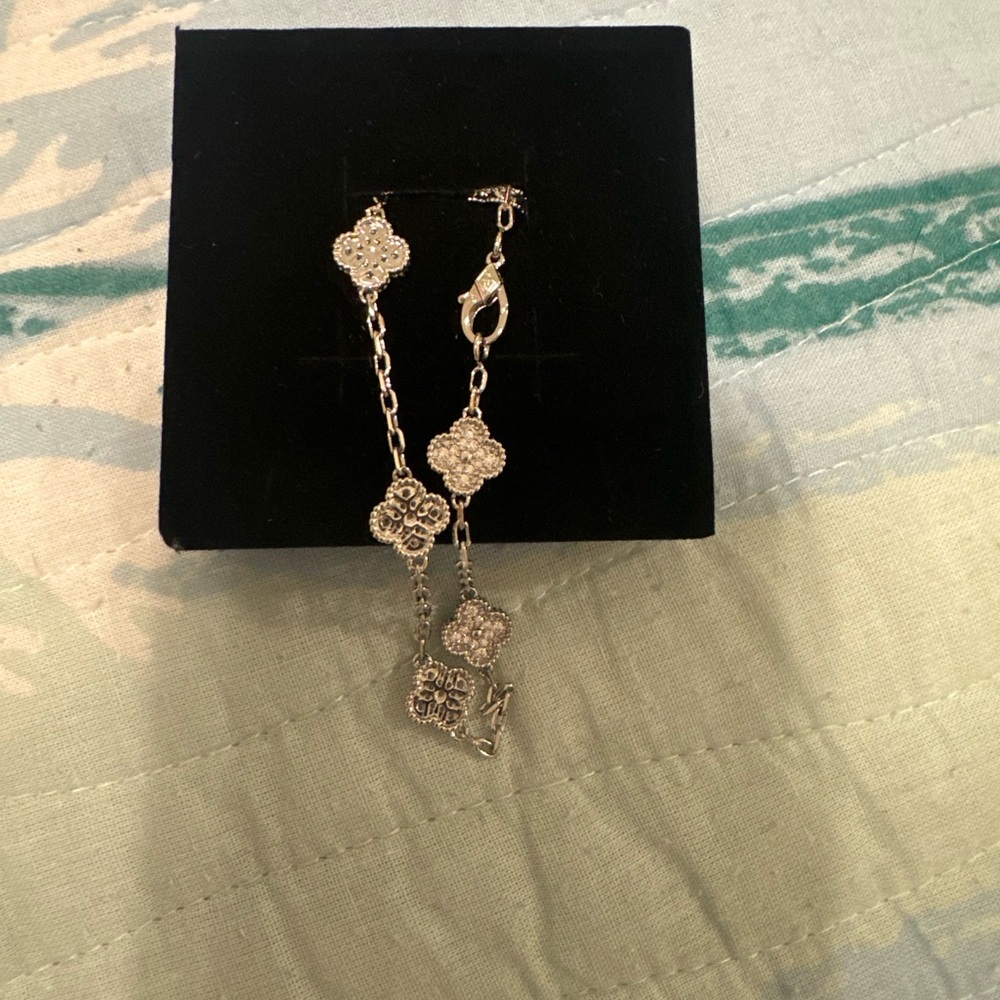 NWT Beautiful silver color bracelet